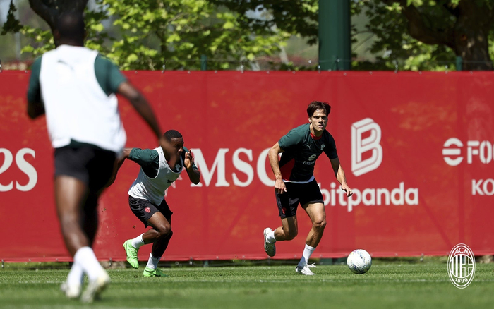 AC米兰全队集结备战意甲联赛迎战强敌